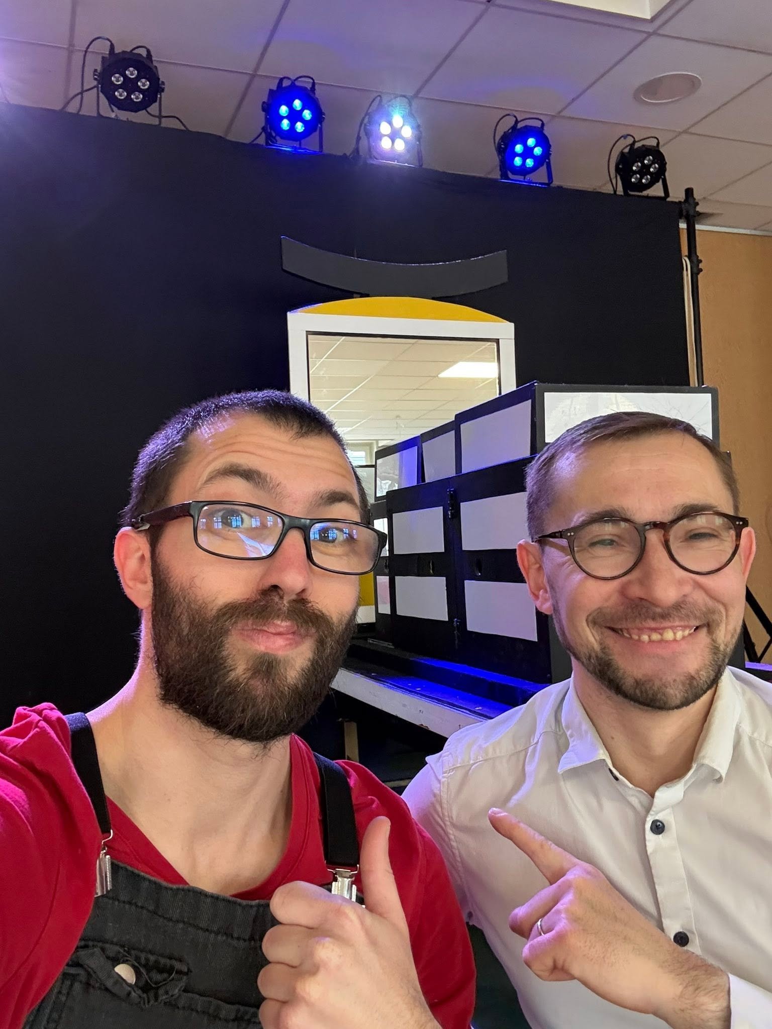 Tinou et AnthoClown dans les coulisses