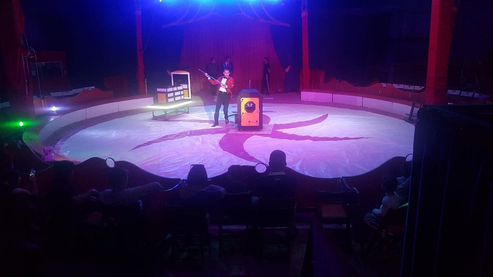 Un numéro de grande illusion présenté dans une piste de cirque
