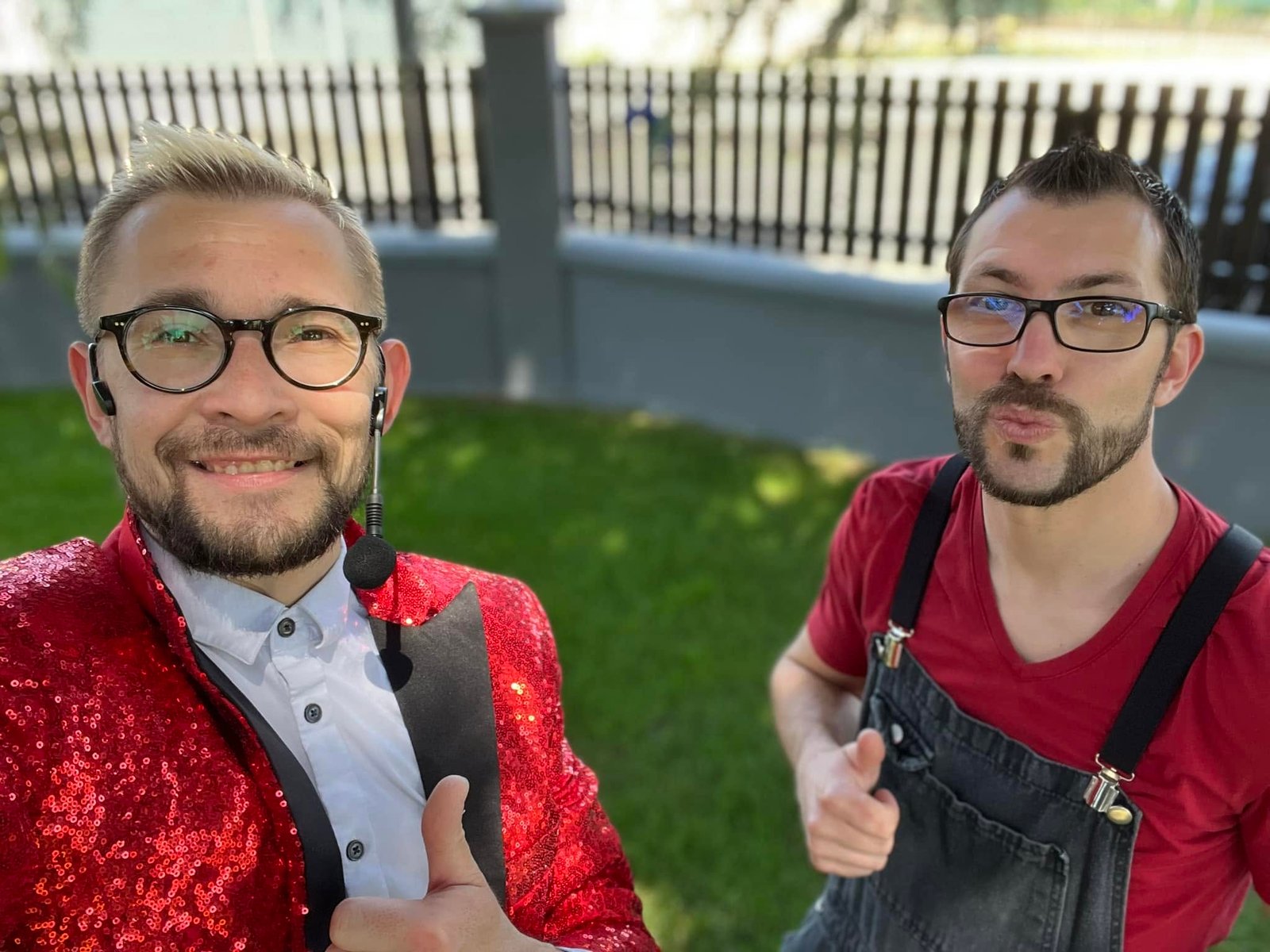 Tinou et AnthoClown ensemble, en veste rouge et en salopette